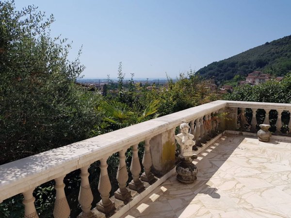 casa indipendente in vendita a Carrara in zona Fossola