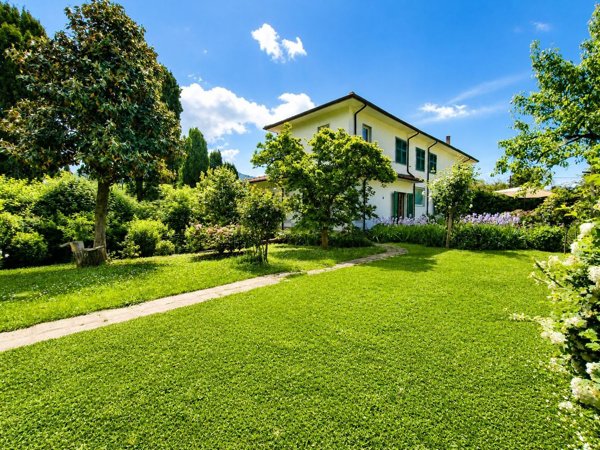 casa indipendente in vendita a Carrara