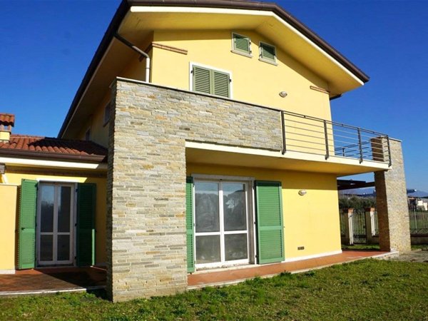 casa indipendente in vendita a Carrara in zona Avenza