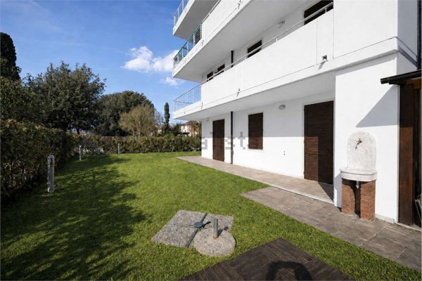appartamento in vendita a Carrara in zona Marina di Carrara