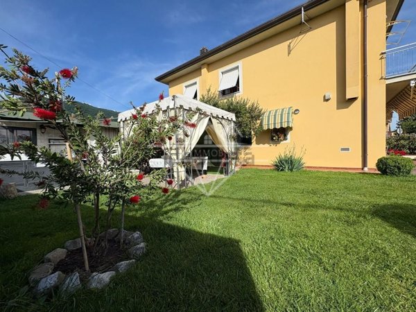 casa indipendente in vendita a Carrara