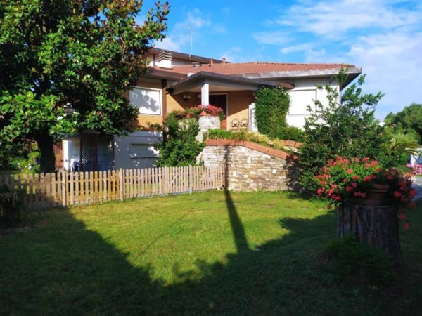 casa indipendente in vendita a Carrara in zona Marina di Carrara