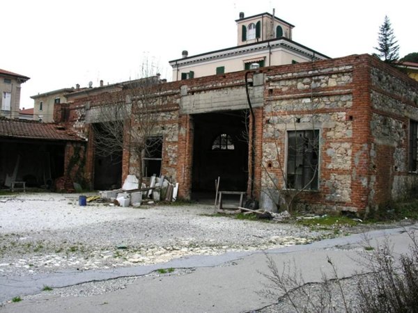 locale commerciale in vendita a Carrara