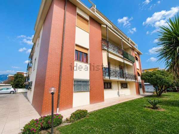 appartamento in vendita a Carrara in zona Marina di Carrara