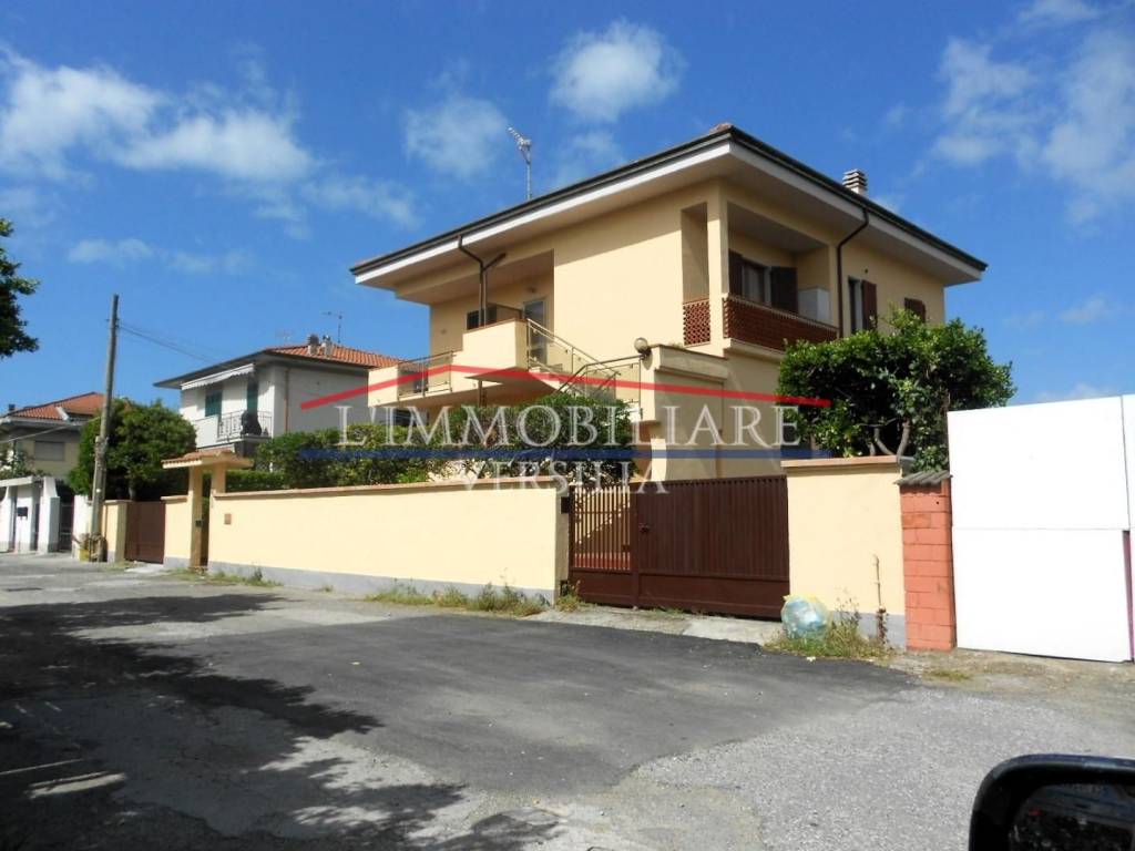 appartamento in vendita a Carrara in zona Marina di Carrara