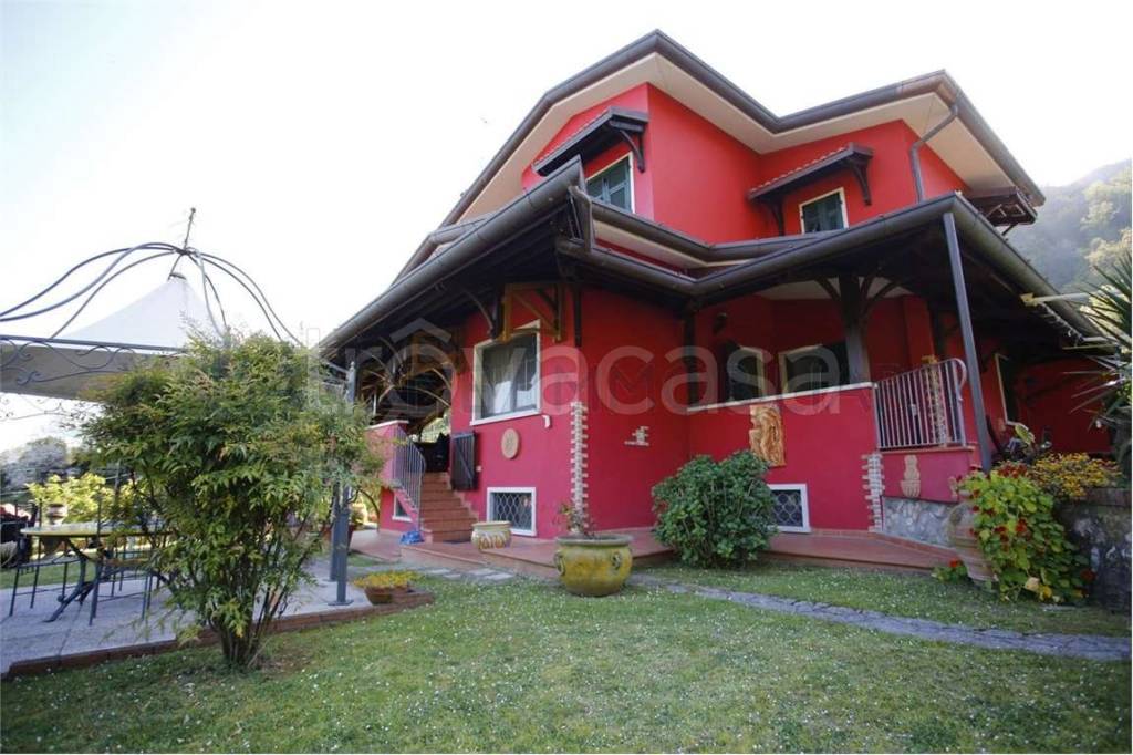 casa indipendente in vendita a Carrara in zona Fossola