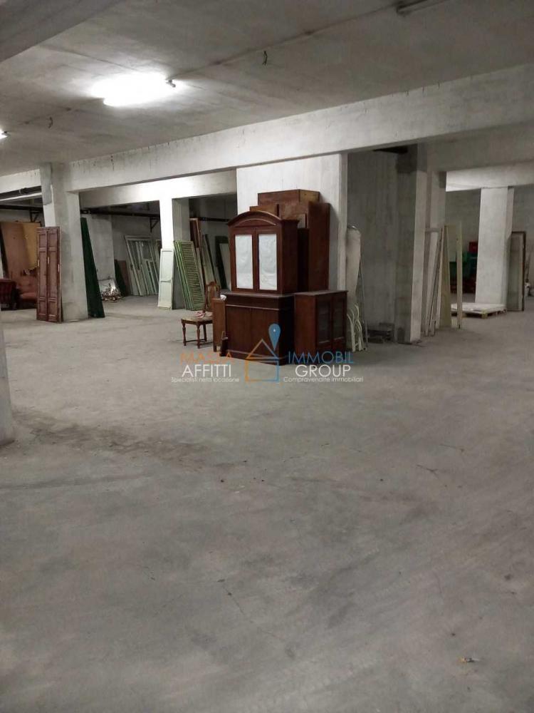 locale di sgombero in vendita a Carrara