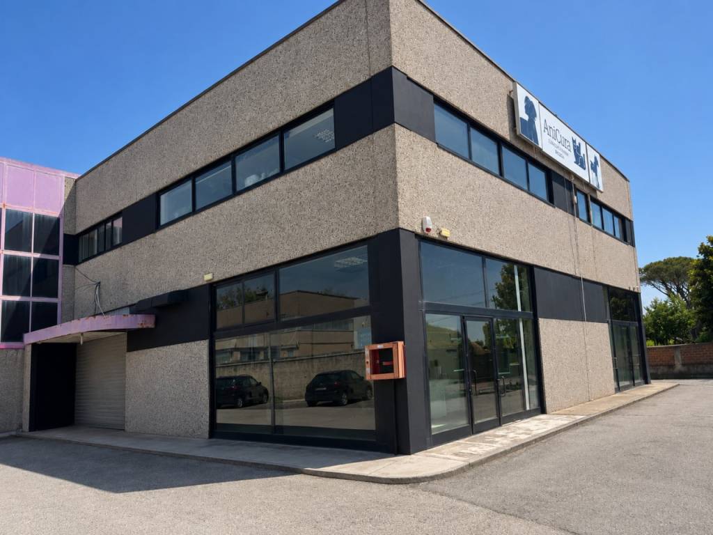 ufficio in vendita a Carrara in zona Avenza