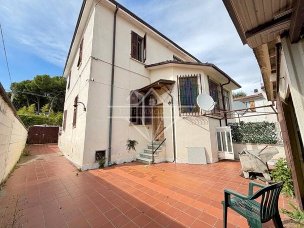 casa indipendente in vendita a Carrara in zona Fontia