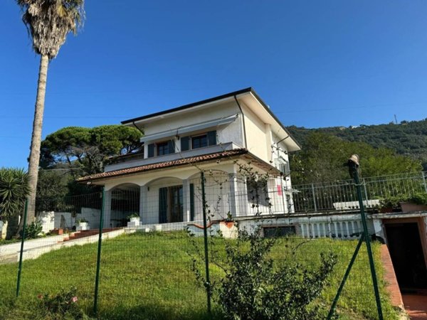 casa indipendente in vendita a Carrara in zona Fossone