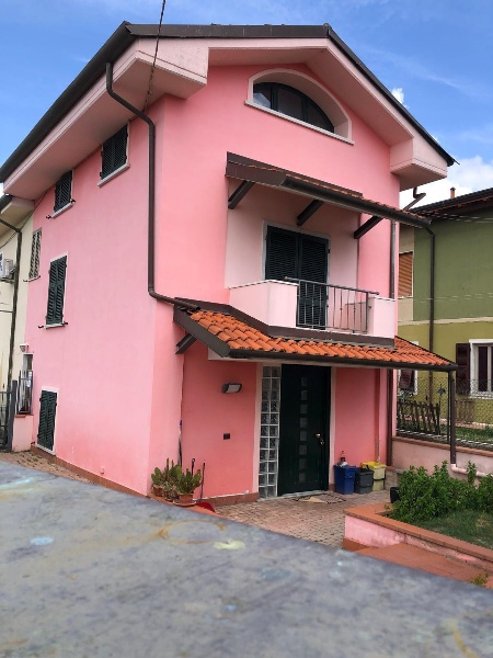 casa semindipendente in vendita a Carrara in zona Marina di Carrara