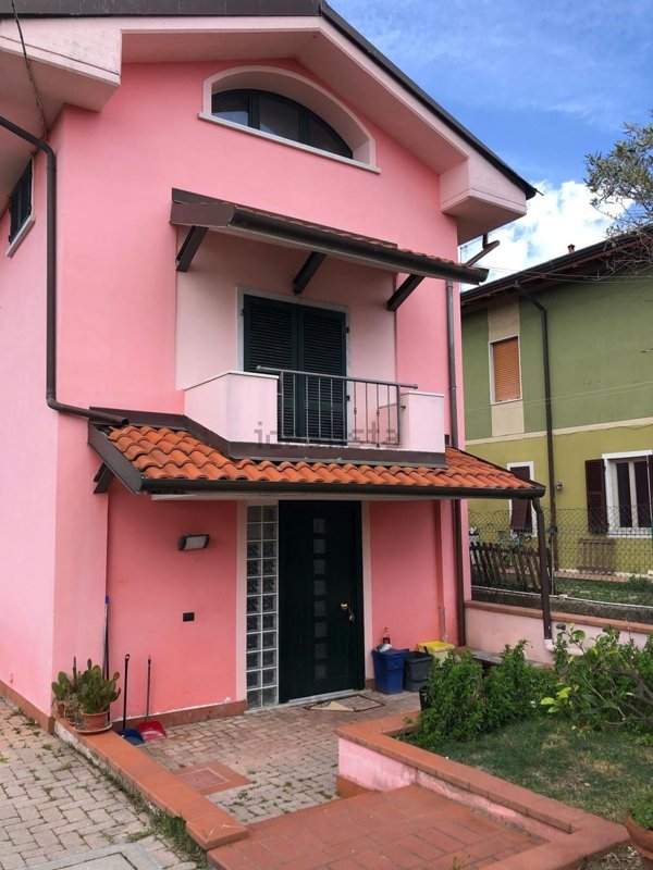 casa semindipendente in vendita a Carrara in zona Marina di Carrara