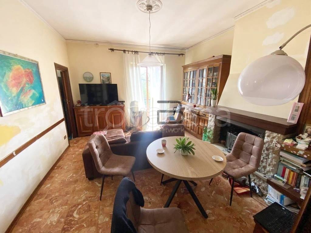 casa indipendente in vendita a Carrara in zona Avenza