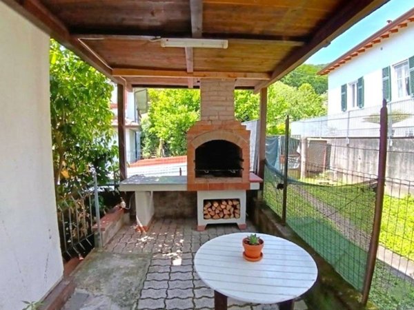 casa indipendente in vendita a Carrara in zona Fontia