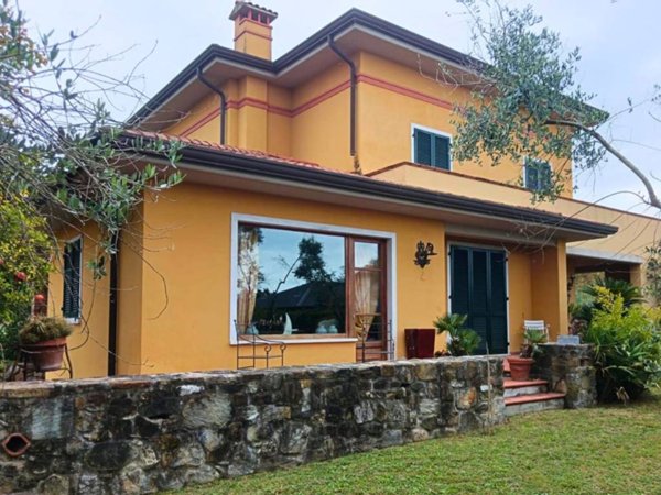 casa indipendente in vendita a Carrara in zona Fontia
