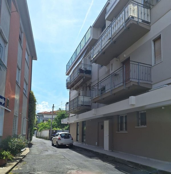 locale di sgombero in vendita a Carrara in zona Marina di Carrara