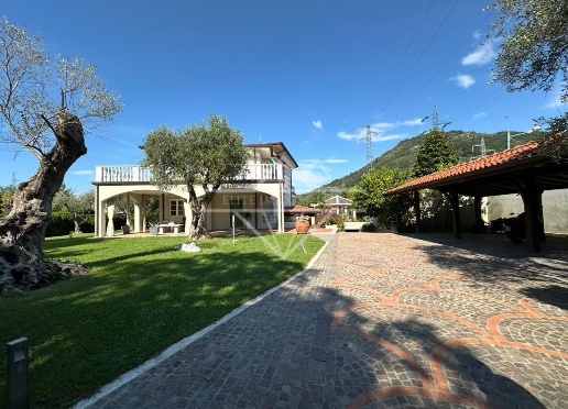 casa indipendente in vendita a Carrara in zona Avenza