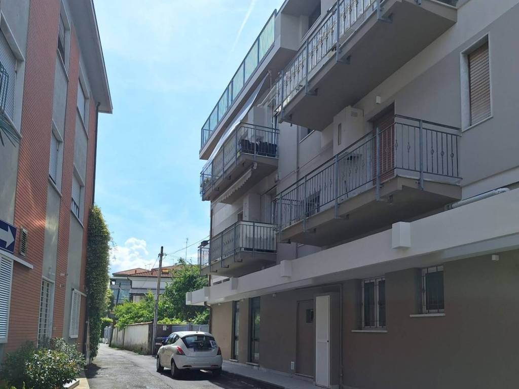 locale commerciale in vendita a Carrara in zona Avenza