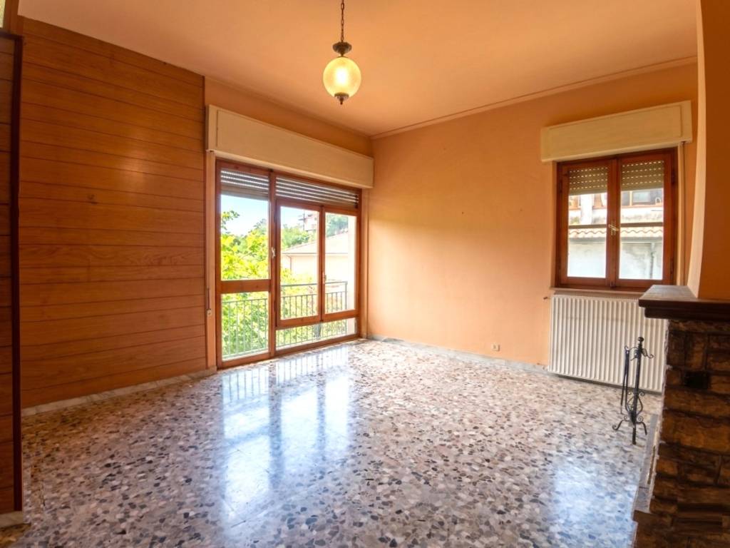 casa indipendente in vendita a Carrara in zona Fossola