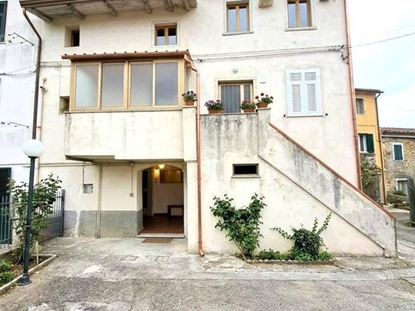casa indipendente in vendita a Carrara in zona Fossola