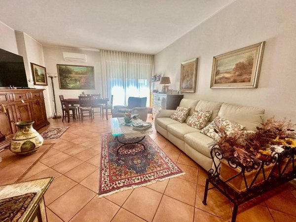 appartamento in vendita a Carrara in zona Avenza