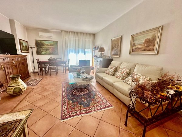 appartamento in vendita a Carrara in zona Avenza