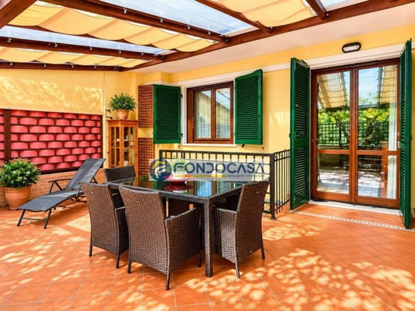 casa indipendente in vendita a Carrara