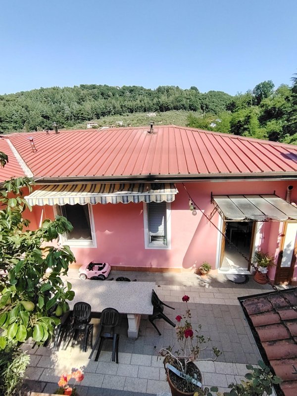 casa semindipendente in vendita a Carrara in zona Centro Città