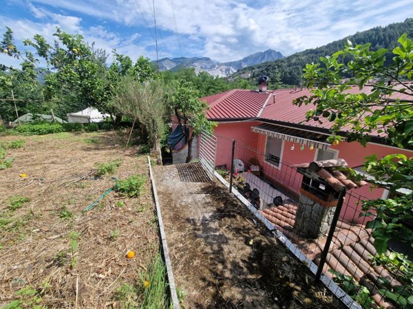 casa semindipendente in vendita a Carrara