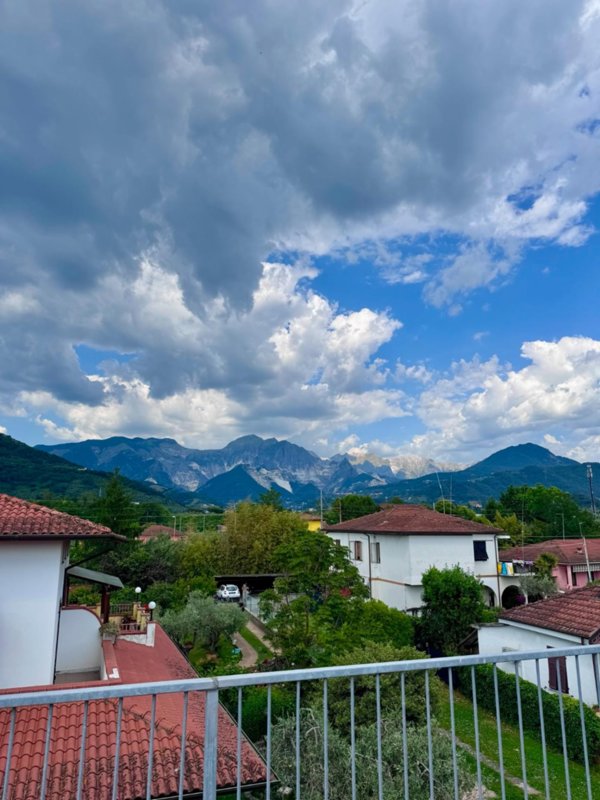 casa indipendente in vendita a Carrara in zona Avenza
