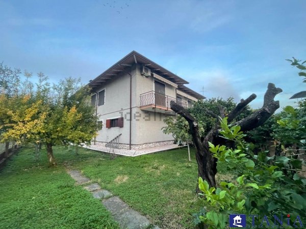 casa indipendente in vendita a Carrara in zona Avenza
