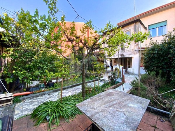 casa indipendente in vendita a Carrara in zona Marina di Carrara