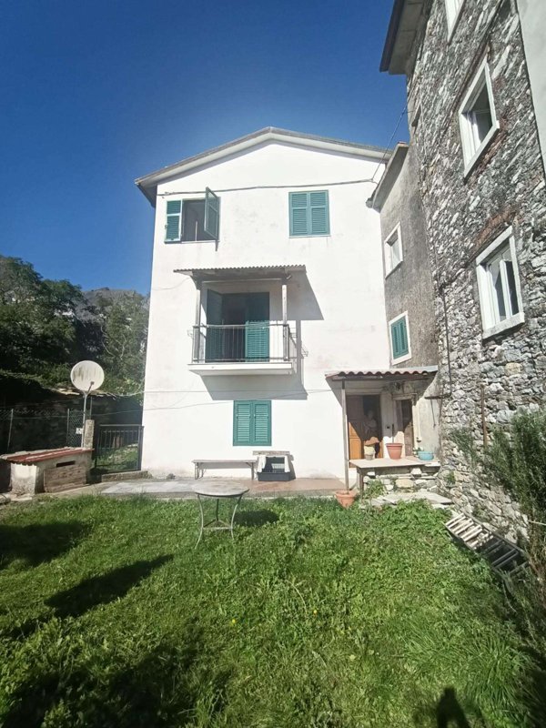 intera palazzina in vendita a Carrara in zona Colonnata