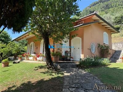 casa indipendente in vendita a Carrara