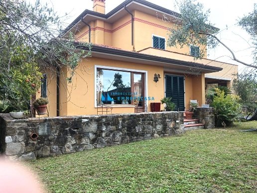 casa indipendente in vendita a Carrara in zona Fossone