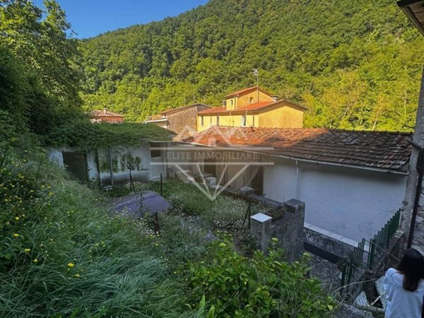 casa indipendente in vendita a Carrara in zona Torano