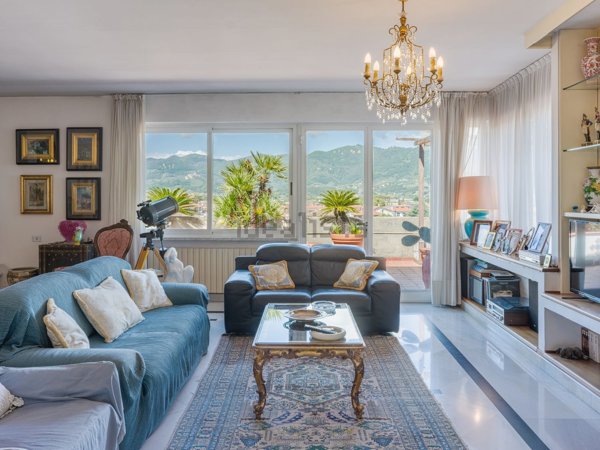 appartamento in vendita a Carrara in zona Marina di Carrara