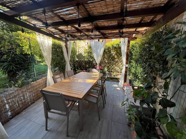 casa indipendente in vendita a Carrara