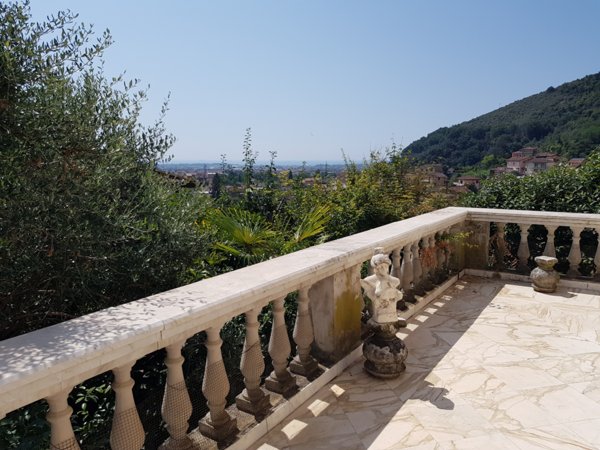 casa indipendente in vendita a Carrara in zona Fossola