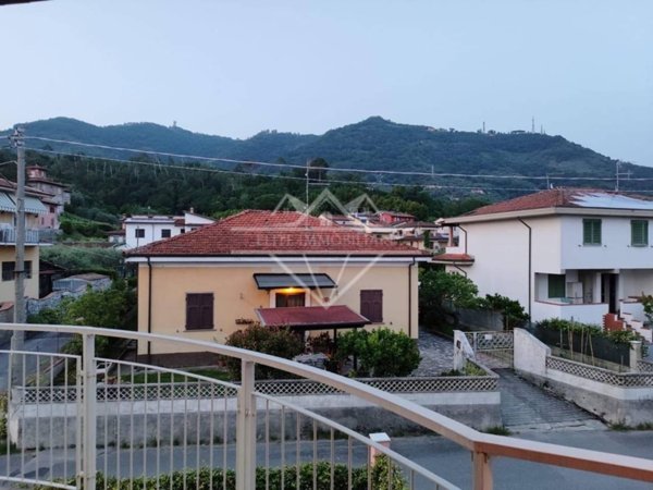 casa indipendente in vendita a Carrara in zona Fossone