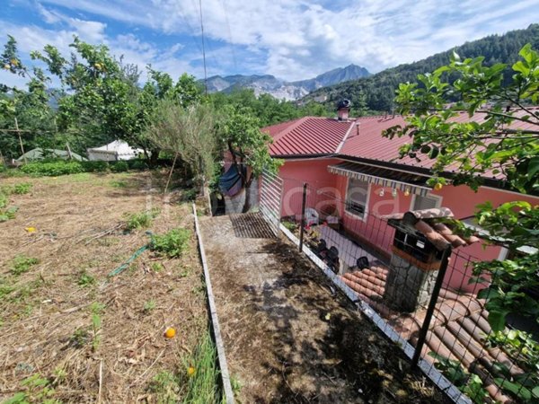 casa indipendente in vendita a Carrara