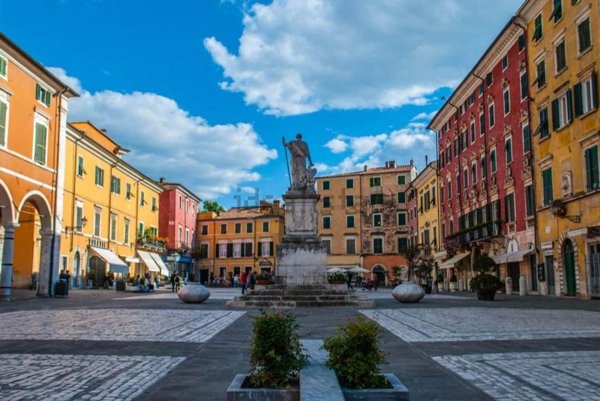 casa indipendente in vendita a Carrara in zona Centro Città