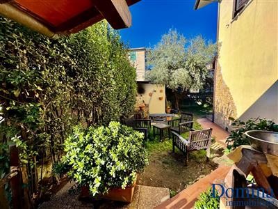 casa indipendente in vendita a Carrara in zona Centro Città