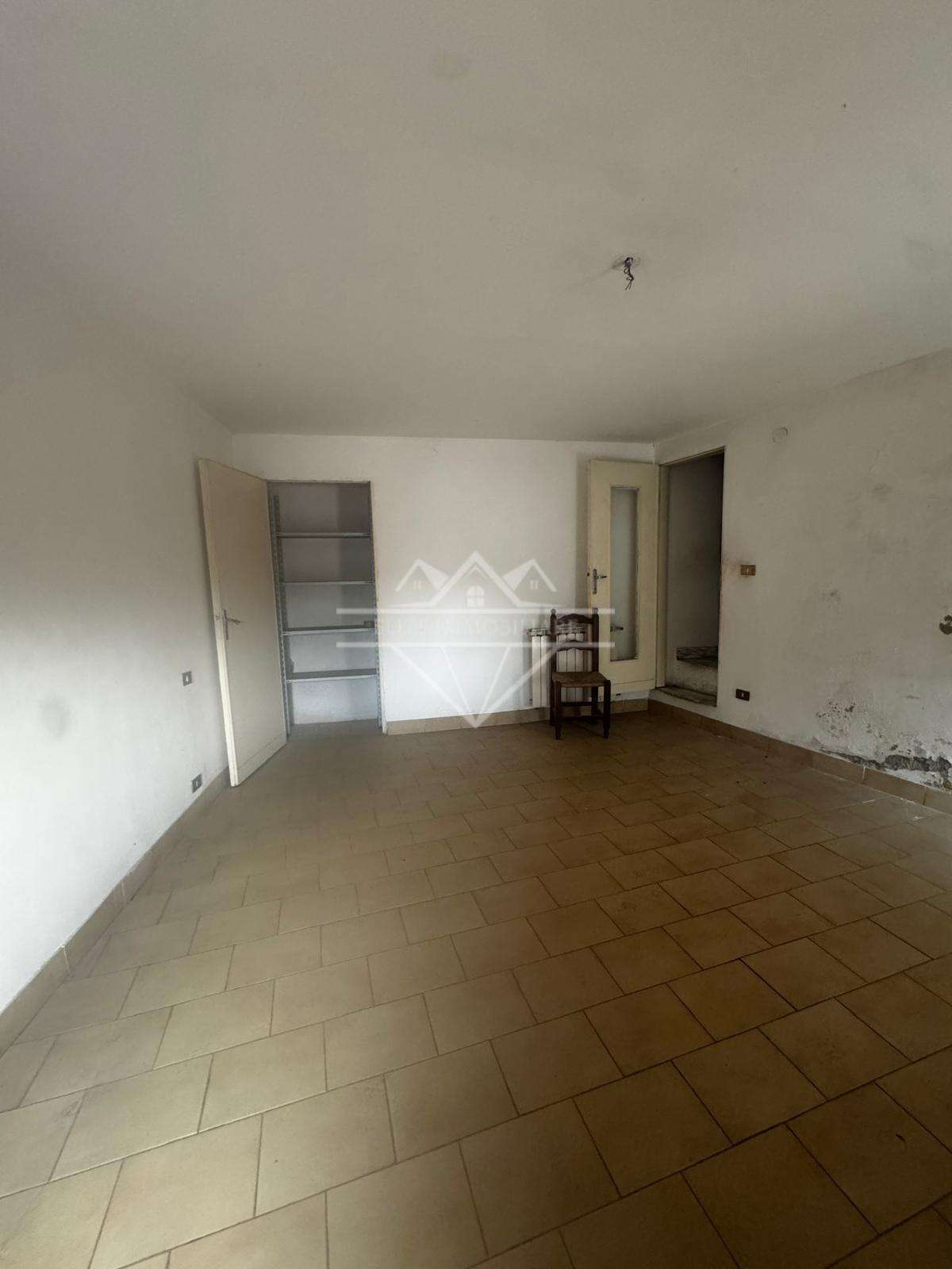 intera palazzina in vendita a Carrara in zona Codena