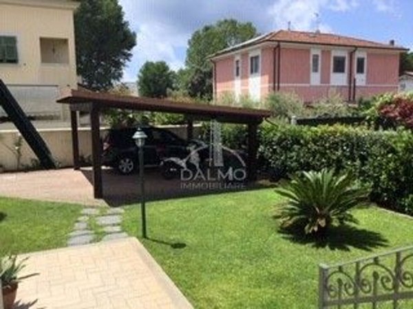 casa indipendente in vendita a Carrara