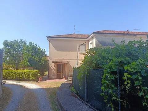 casa indipendente in vendita a Carrara in zona Stadio