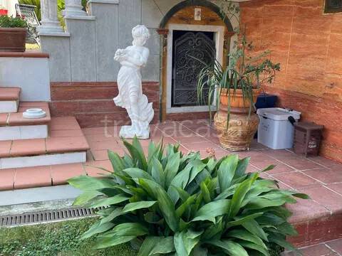casa indipendente in vendita a Carrara