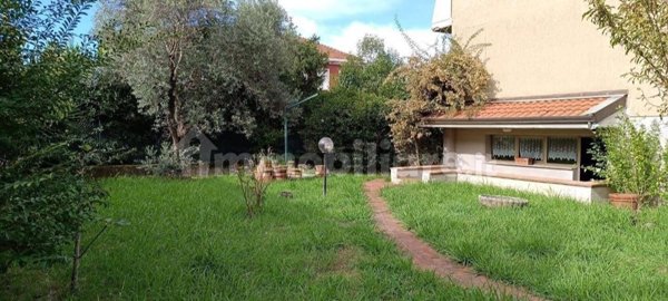 casa indipendente in vendita a Carrara in zona Avenza