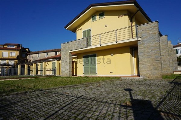 casa indipendente in vendita a Carrara in zona Avenza