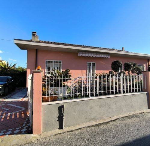 casa indipendente in vendita a Carrara in zona Avenza